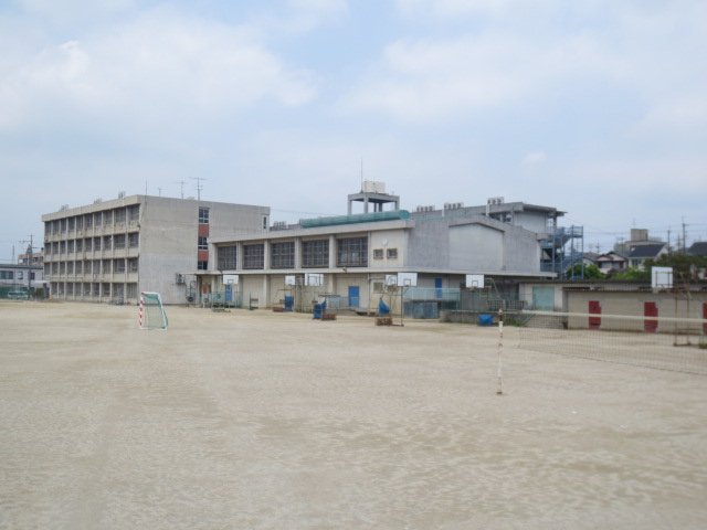 中学校　枚方市立長尾中学校（中学校）まで555m