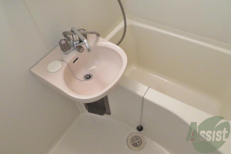 バス・シャワールーム　洗い場と浴槽が広々していて一日の疲れを癒すことができそうです