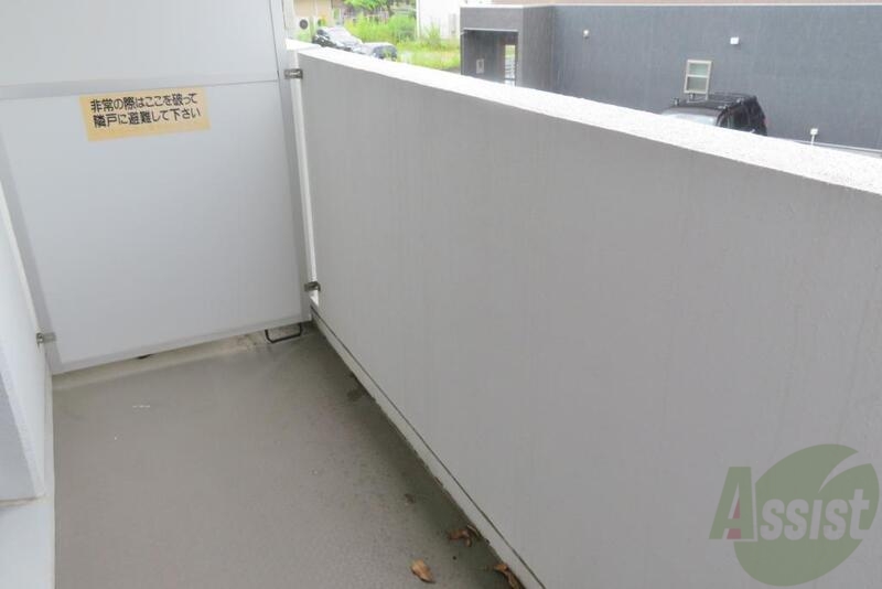 バルコニー　バルコニーは広々していて洗濯物をたくさん干せそうですねー。