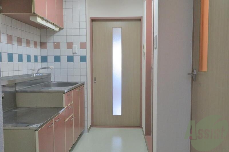 玄関　キッチンの色がアクセントになっていてオシャレな感じですねー。