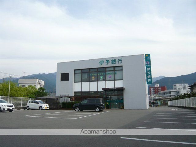 銀行　伊予銀行角野支店様（銀行）まで500m