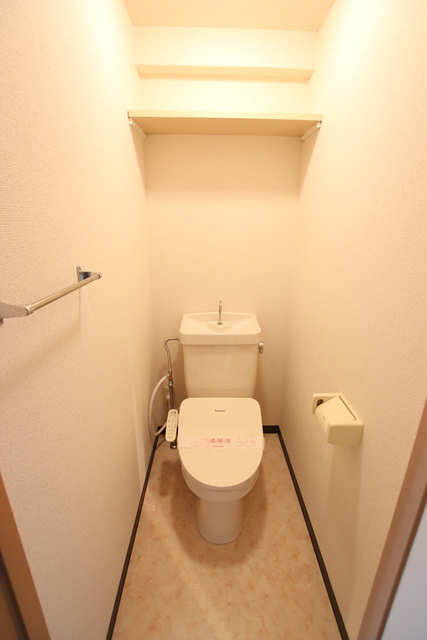 トイレ　温水洗浄便座です