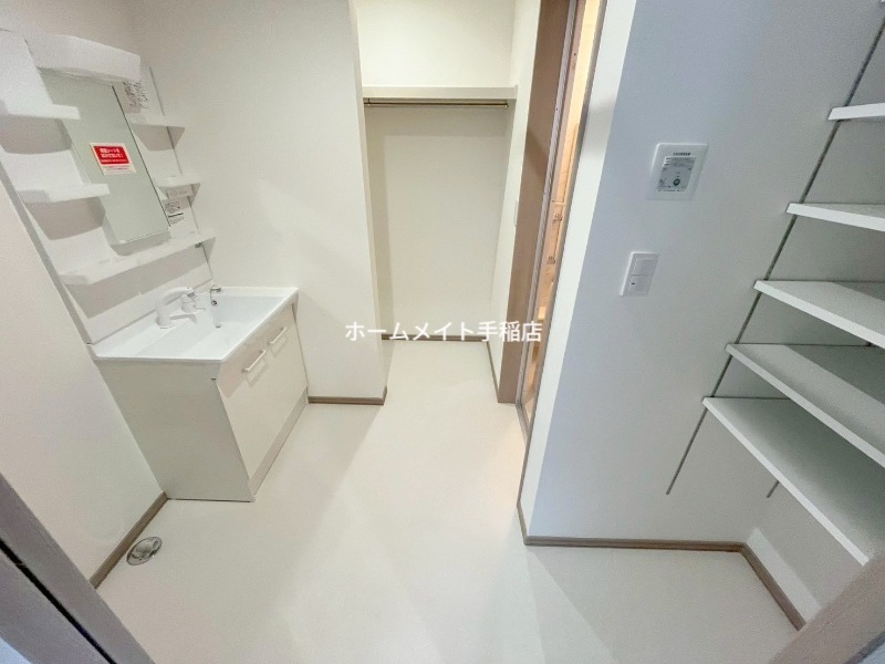 洗面設備　便利な洗面台付きでございます！