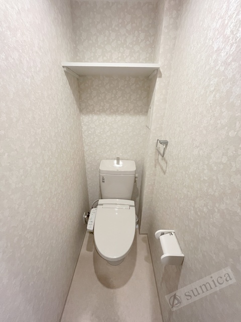 トイレ　人気アイテムの温水洗浄便座。清潔感のあるトイレです。