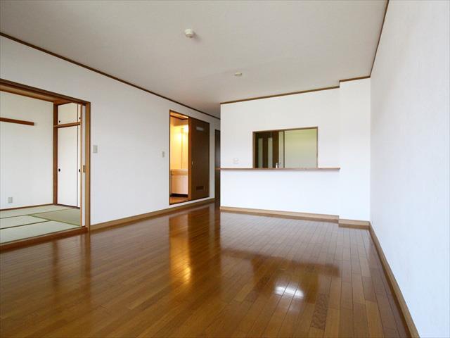 居室・リビング　松山市持田町　シェーンブルン持田　リビング