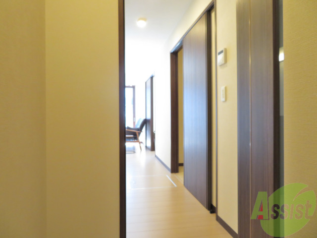 玄関　玄関からも陽の光が見えて、気持ちが良いですね。