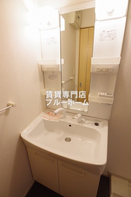 洗面設備　収納豊富な独立洗面台！