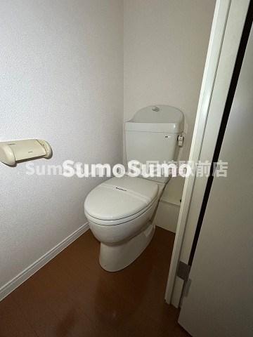 トイレ　落ち着いた色調のトイレです