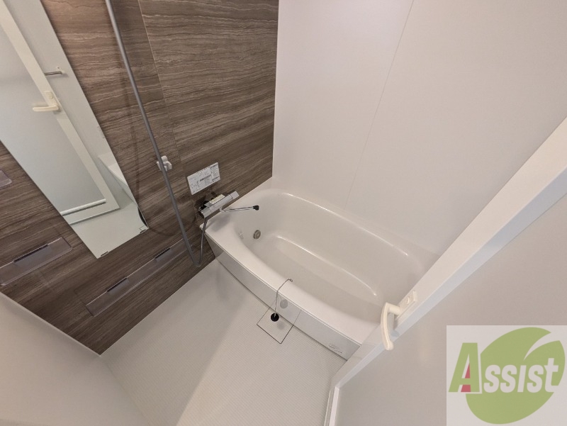 バス・シャワールーム　お風呂です。広々したバスでゆっくりくつろげます。