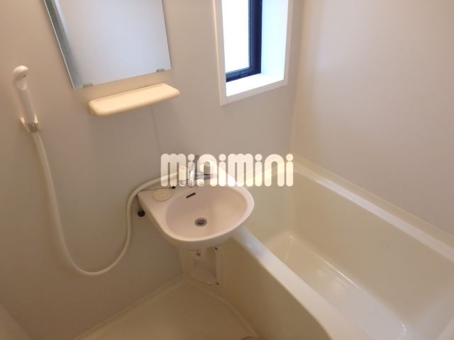 バス・シャワールーム　給湯式、シャワー付きの浴室です。