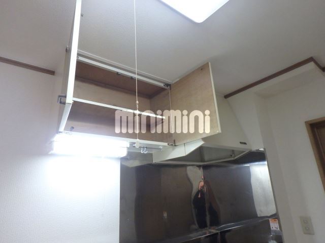 その他設備　キッチン上部にも収納があります。