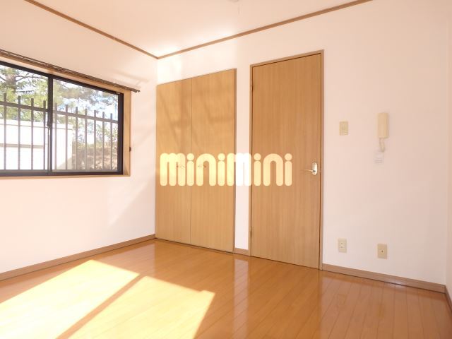 居室・リビング　角部屋で窓が２面にあります。