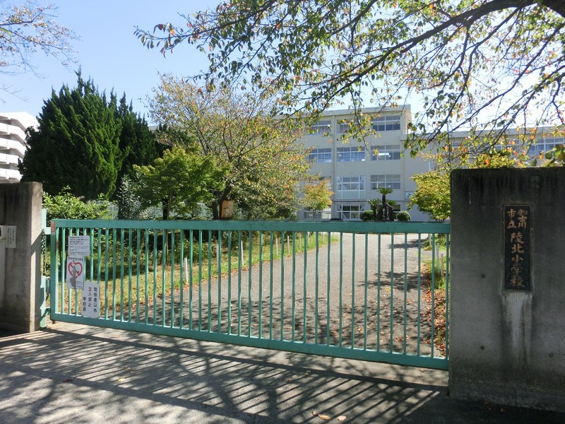 小学校　加古川市立陵北小学校（小学校）まで872m