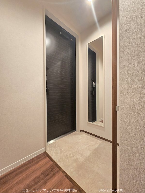 玄関　身だしなみチェックに便利な全身ミラー付きの玄関。