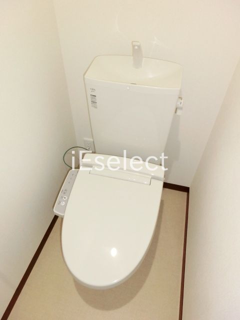 トイレ　温水洗浄便座付きのトイレ。