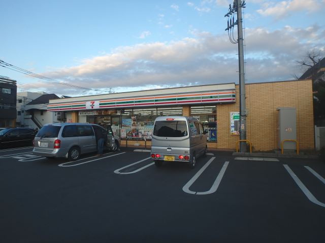 コンビニ　セブンイレブン（コンビニ）まで270m