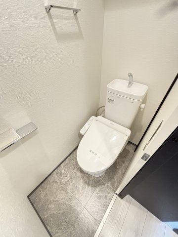 地下鉄御堂筋線 西中島南方駅 徒歩7分 12階建 築6年のトイレ写真