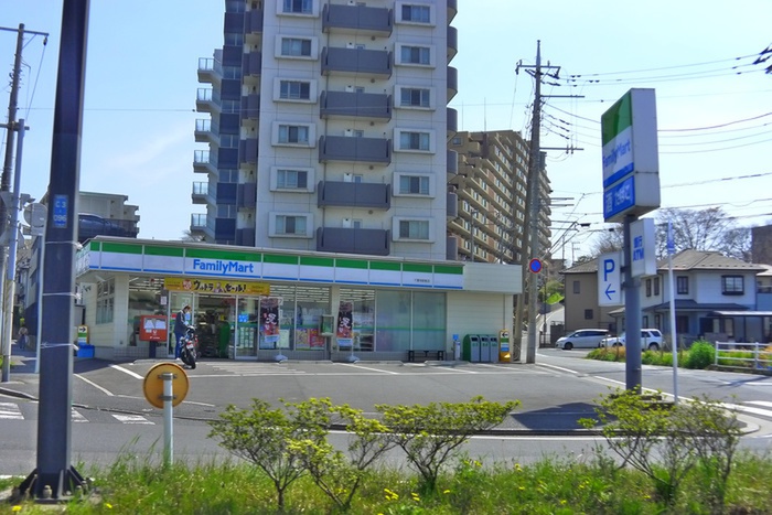 コンビニ　ファミリーマート（コンビニ）まで447m