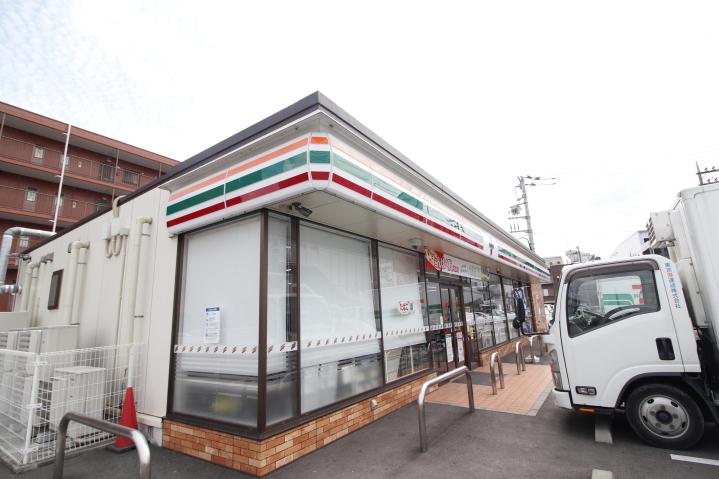 コンビニ　セブンイレブン（コンビニ）まで791m