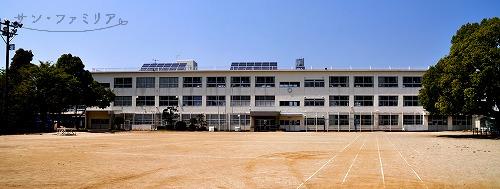 小学校　豊橋市立大村小学校（小学校）まで827m