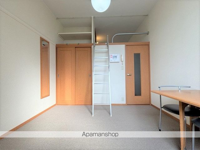 レオパレススウィートハートの居間写真
