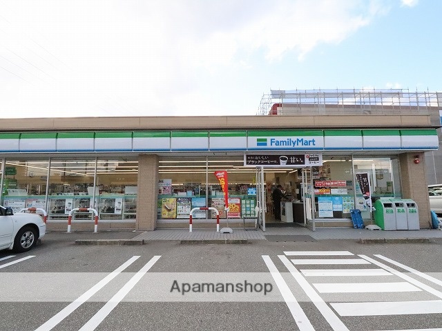 コンビニ　ファミリーマート（コンビニ）まで339m