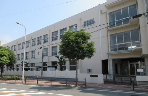 小学校　依羅小学校（小学校）まで560m