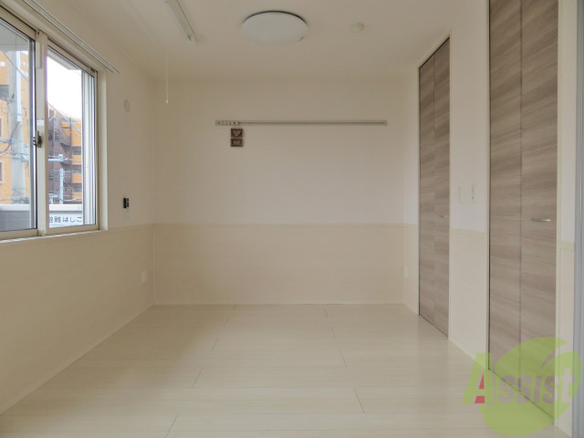 その他部屋・スペース　寝室を別の角度から撮影しました。お昼寝したくなりますね。