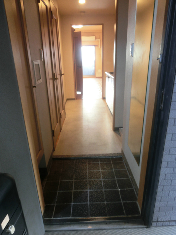 玄関　※同マンション別部屋の参考写真です。