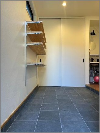 玄関　ひろびろとした玄関は自転車収容も可能♪※クリーニング前の写真