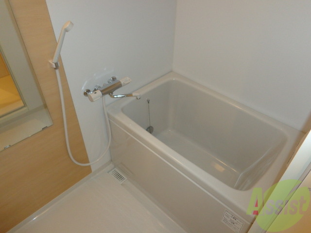 バス・シャワールーム　お風呂場の鏡がうれしい、清潔感たっぷりの浴室