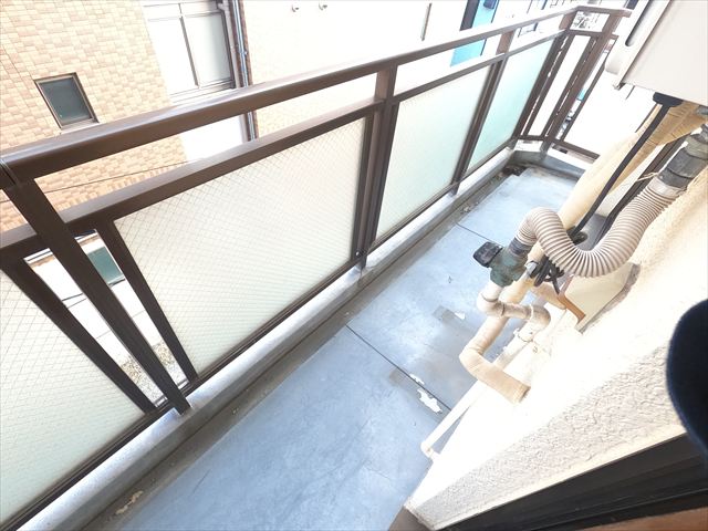 バルコニー　明るい室内。