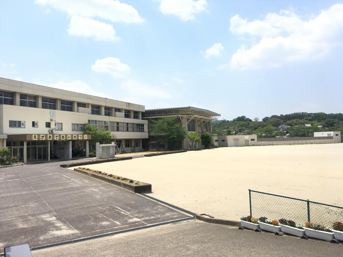 小学校　上牧町立上牧第二小学校（小学校）まで782m