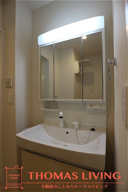 洗面設備　収納が多く広々とした空間です。