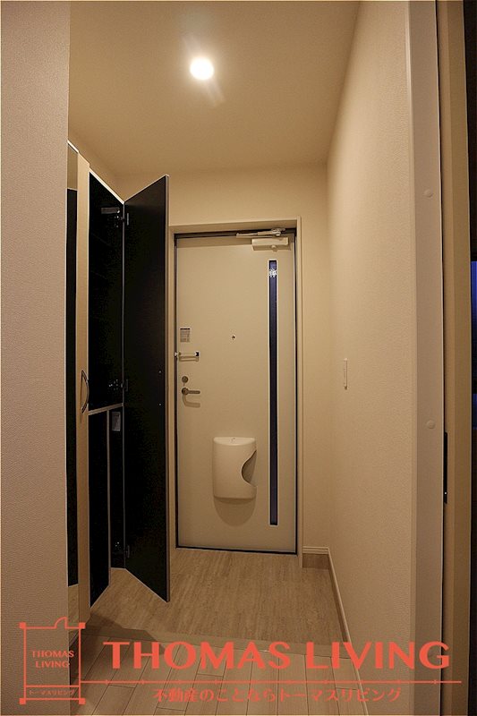 玄関　玄関収納が多く広々とした玄関です。