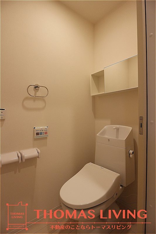 トイレ　収納棚・温水洗浄便座付きのトイレです。