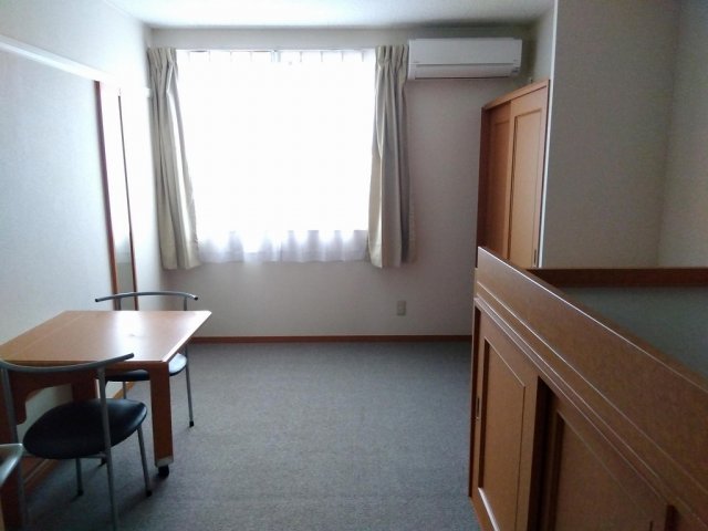 レオパレスカワシマの居間写真