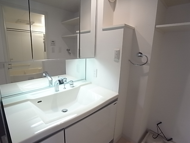 洗面設備　※同物件別部屋の写真です。