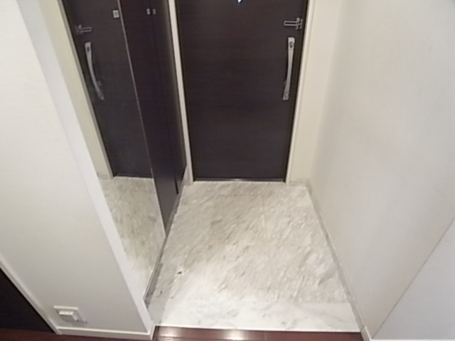 玄関　※同物件別部屋の写真です。