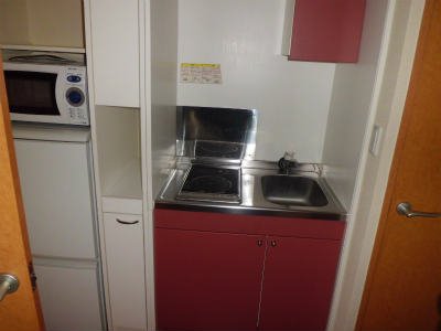 キッチン　コンパクトにまとまったキッチンスペース。