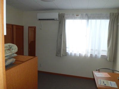 居室・リビング　コンパクトな居室です。