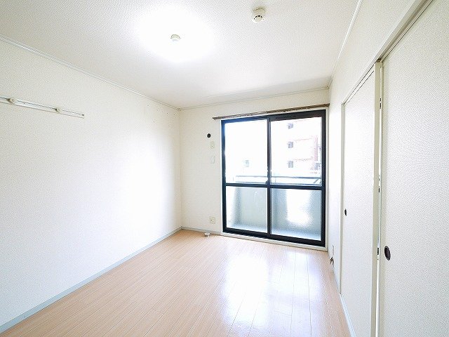 その他部屋・スペース　バルコニーへ出られる窓は大きく換気も快適