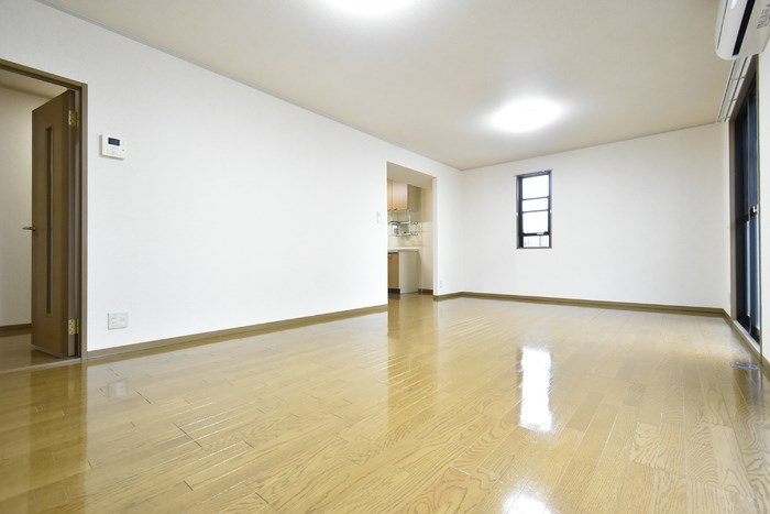 居室・リビング　20帖のLDK南向きで明るいお部屋です