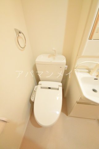 トイレ　落ち着いた色調のトイレです