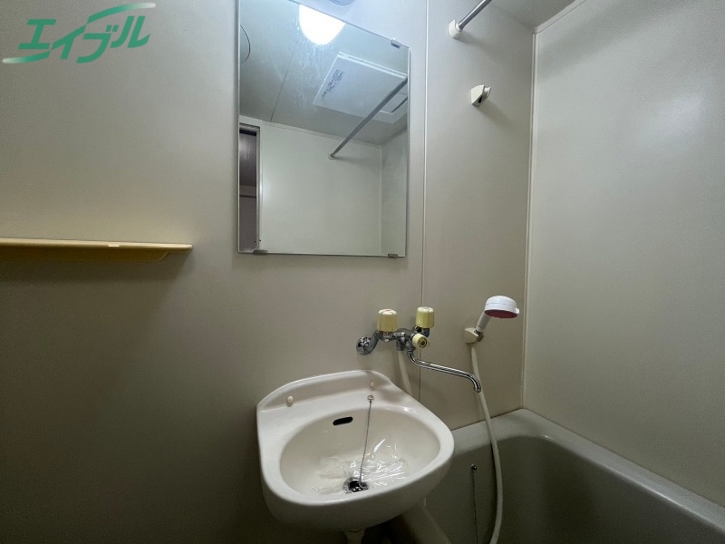 洗面設備　同型参考写真