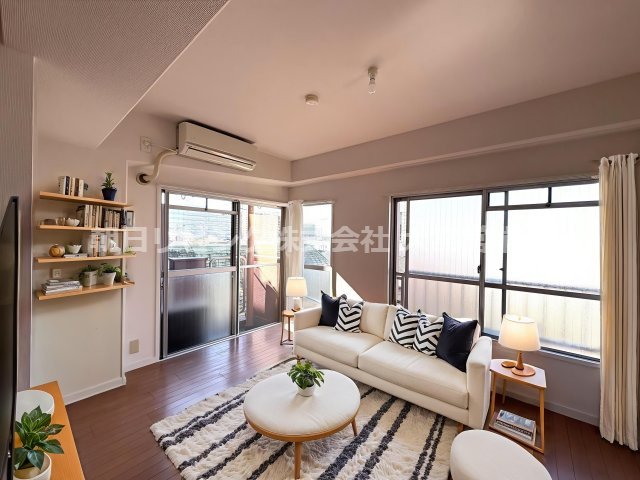 居室・リビング　※AI加工によるホームステージングです。家具は実際にはつきま