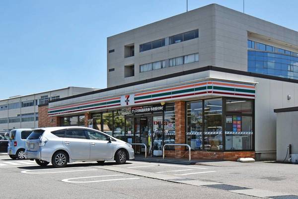 コンビニ　セブンイレブン小矢部津沢店（コンビニ）まで450m