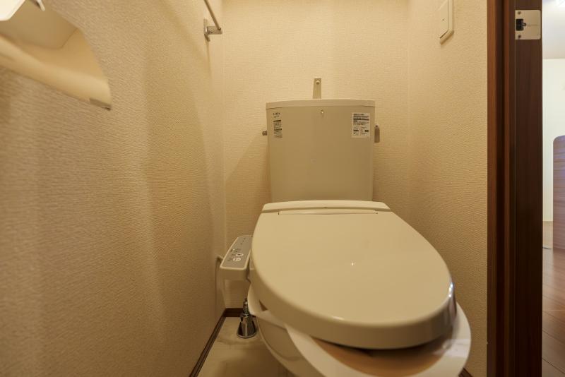 トイレ　同タイプ反転写真となります。