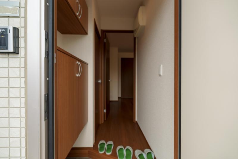 玄関　同タイプ反転写真となります。