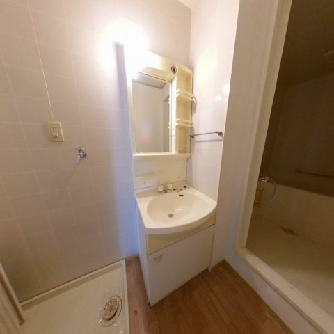 洗面設備　独立洗面台あり、毎朝おしゃれに忙しい女性の方におすすめです